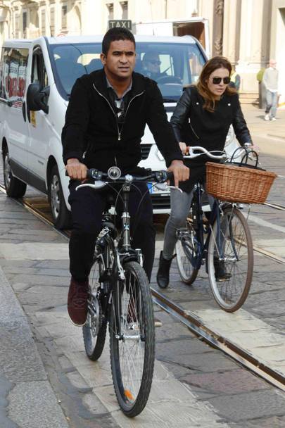 L&#39;ex calciatore del Milan Serginho in giro in bicicletta con la compagna per le vie di Milano (Olycom)